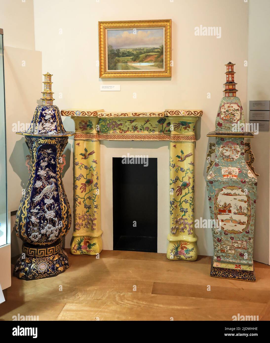 Un feu de poterie entoure et de grands vases exposés dans le musée et la galerie d'art Potteries, Hanley, Stoke-on-Trent, Staffs, Angleterre, ROYAUME-UNI Banque D'Images