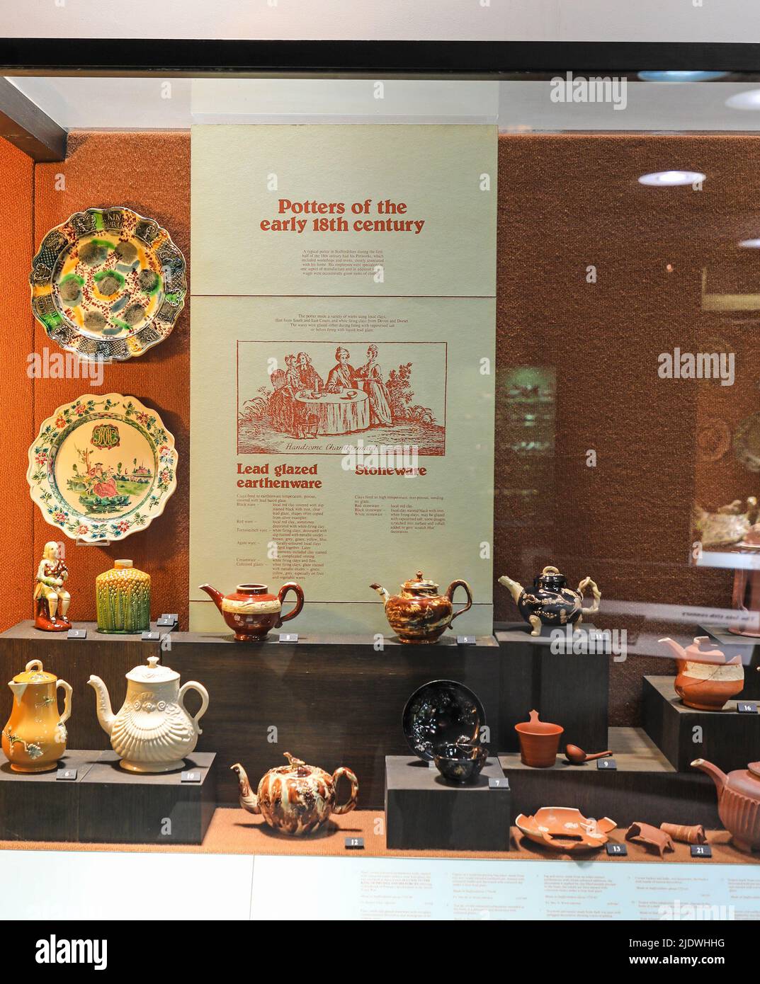 Poterie du début du 18th siècle exposée dans le Musée des poteries et la galerie d'art, Hanley, Stoke-on-Trent, Staffs, Angleterre, ROYAUME-UNI Banque D'Images