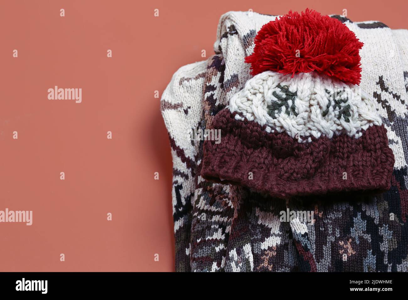 ensemble de vêtements chauds d'automne sur fond beige, vue du dessus. Pull en maille et bonnet en laine. Style plat et place pour le texte Banque D'Images