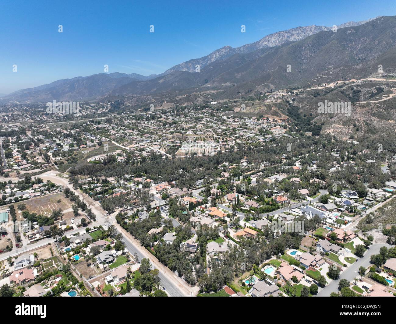 Vue aérienne de la riche communauté et chaîne de montagnes d'Alta Loma, Rancho Cucamonga, Californie, États-Unis Banque D'Images