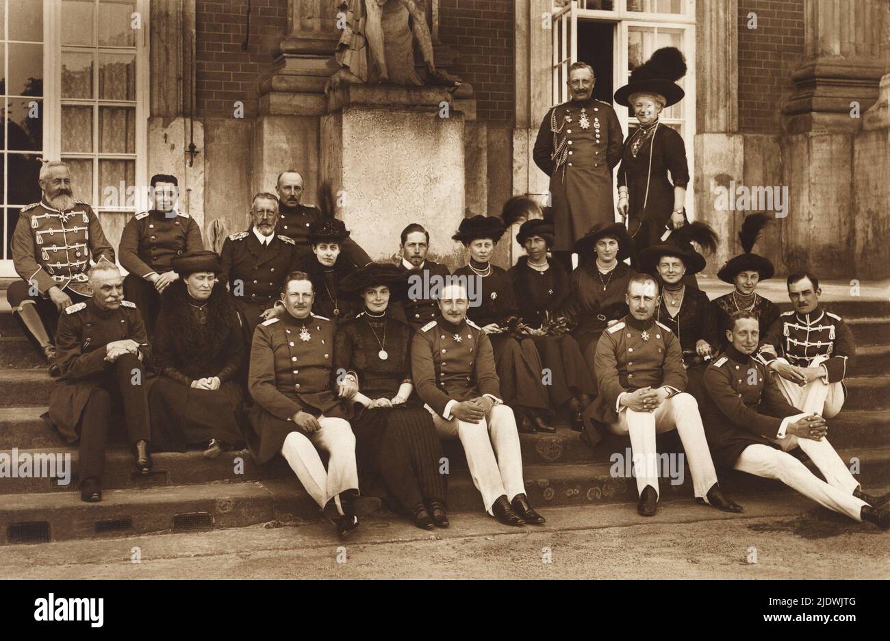1912 environ , Potsdam , Allemagne : Un rare portrait de famille de l'empereur allemand et roi de Prusse Kaiser WILHELM II ( Guglielmo II ) HOHENZOLLERN ( Berlin 1859 - Doorn , Utrecht 1941 ), en haut de l'escalier avec son épouse Empress AUGUSTE VICTORIA du Schleswig - Holstein ( 1858 - 1921 ). Le Kaiser a 7 fils , tous dans cette photo avec des femmes . Sur le premier escalier , en bas au centre de la photo , le prince héréditaire Kronprinz WILHELM FRIEDERICH ( 1882 - 1951 ) avec la femme Duchesse CECILIE de Maclemburg - Schwerin ( niéce de la tsar Alexandre II russe , 1886 - 1954 ) , le prince ADALBERT ( 1884 - 1 Banque D'Images