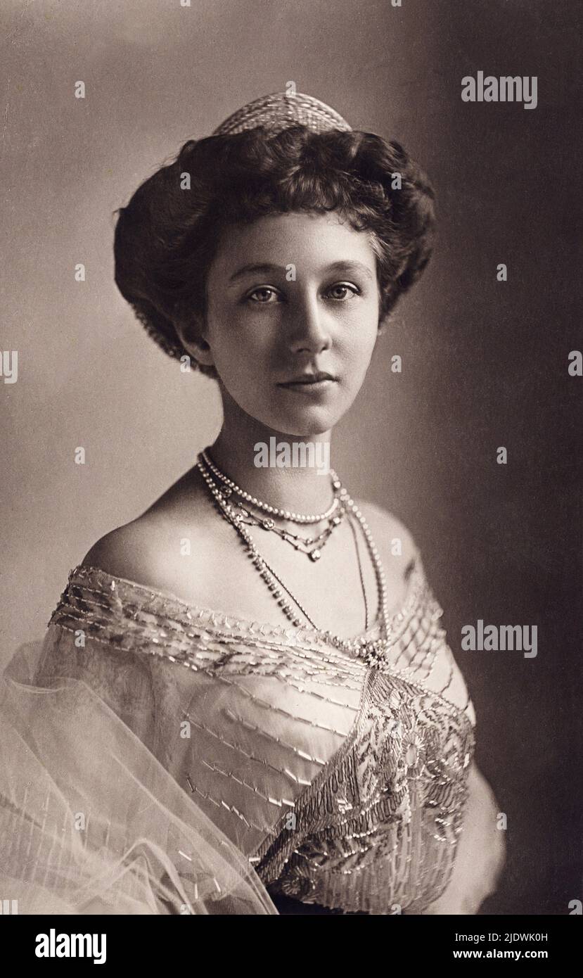 1910 environ , Berlin , Allemagne : Un portrait rare de la princesse allemande VICTORIA LOUISE ( Viktoria , 1892 - 1980 ) , la seule fille de l'empereur et roi de Prusse Kaiser WILHELM II ( Guglielmo II ) HOHENZOLLERN ( 1859 - 1941 ) petit-fils de la reine Victoria d'Angleterre . Marié en 1913 au prince Ernst August de HANOVRE , duc de BRAUNSCHWEIG ( 1887 - 1953 ) - imperatore - Germania - Prusse - REALI - ROYALTIES - nobiltà tedesca - GERMANIA - noblesse - portrait - ritratto - PRUSSE - collier de perles - collana di perle - perla - bijoux - gioiello - gioielli - tiara Banque D'Images