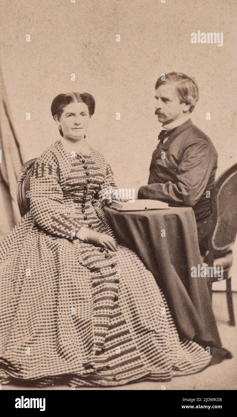 Major général Nathaniel Prentiss Banks of General Staff U.S. Volunteers Infantry Regiment en uniforme, avec son épouse Mary Theodosia Palmer Banks, qui détient un livre ouvert, vers 1861 Banque D'Images