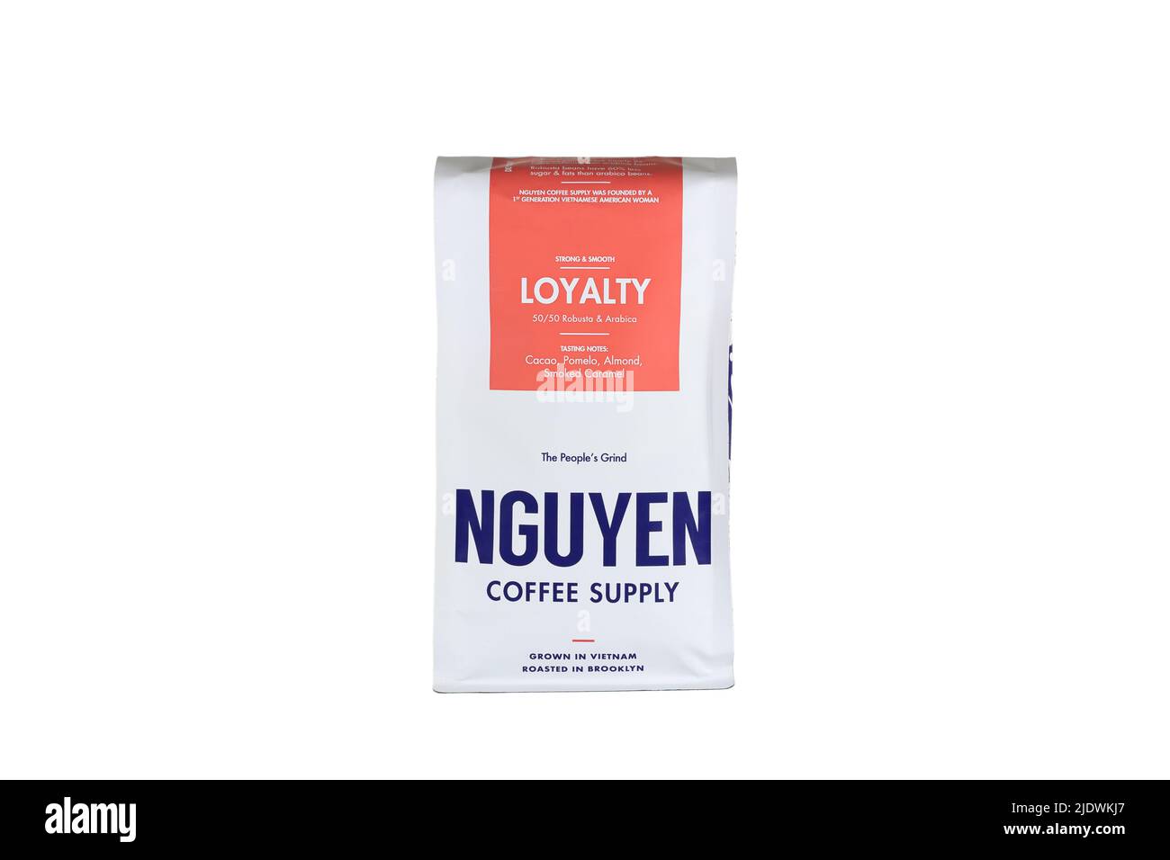 Un sac de café vietnamien « Loyalty » de Nguyen Coffee Supply isolé sur fond blanc. Image découpée pour illustration et usage éditorial. Banque D'Images