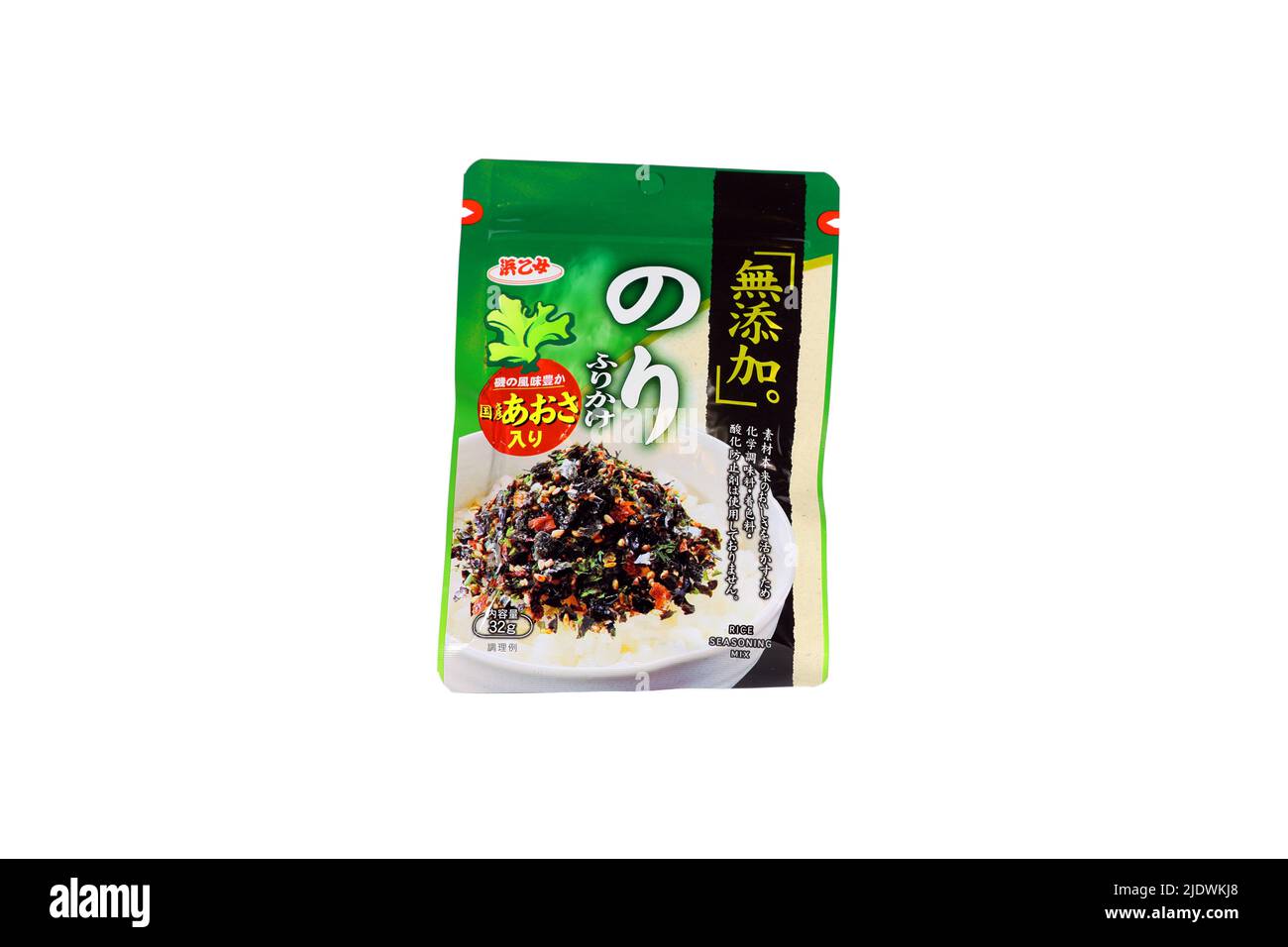 Un sachet de mélange d'assaisonnement pour riz Furikake de marque Hamatome 浜乙女 isolé sur fond blanc. Découpe pour illustration et usage éditorial. Banque D'Images