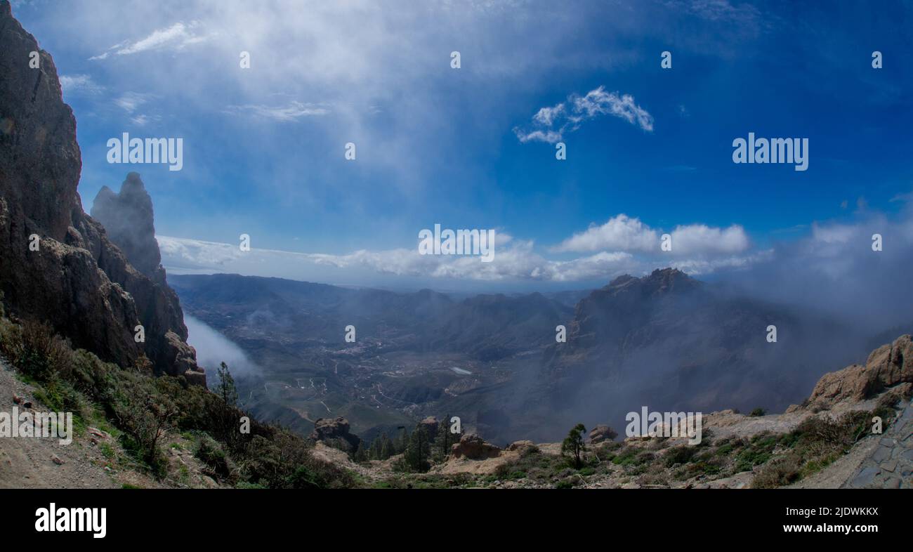 Vue panoramique depuis le sommet du parc naturel de Tamadaba avec des collines verdoyantes, des montagnes de forêt avec des nuages bas une pluie fréquente Gran Canaria, îles Canaries, Espagne Banque D'Images