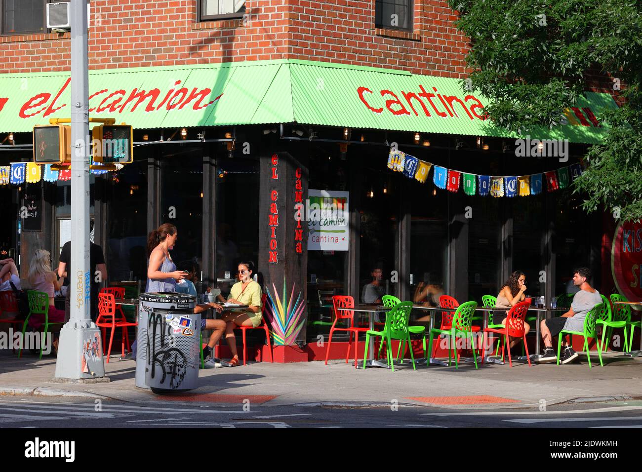 El Camion Cantina, 194 Avenue A, New York, NY. Façade extérieure d'un restaurant mexicain dans le quartier East Village de Manhattan. Banque D'Images