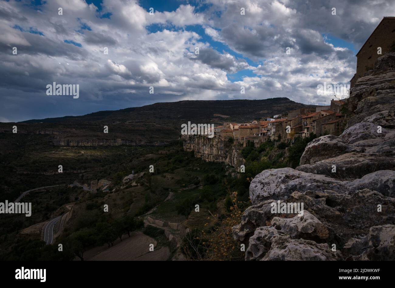 Paysage de la ville médiévale de Cantavieja avec les maisons au bord de la falaise. Teruel, Espagne Banque D'Images