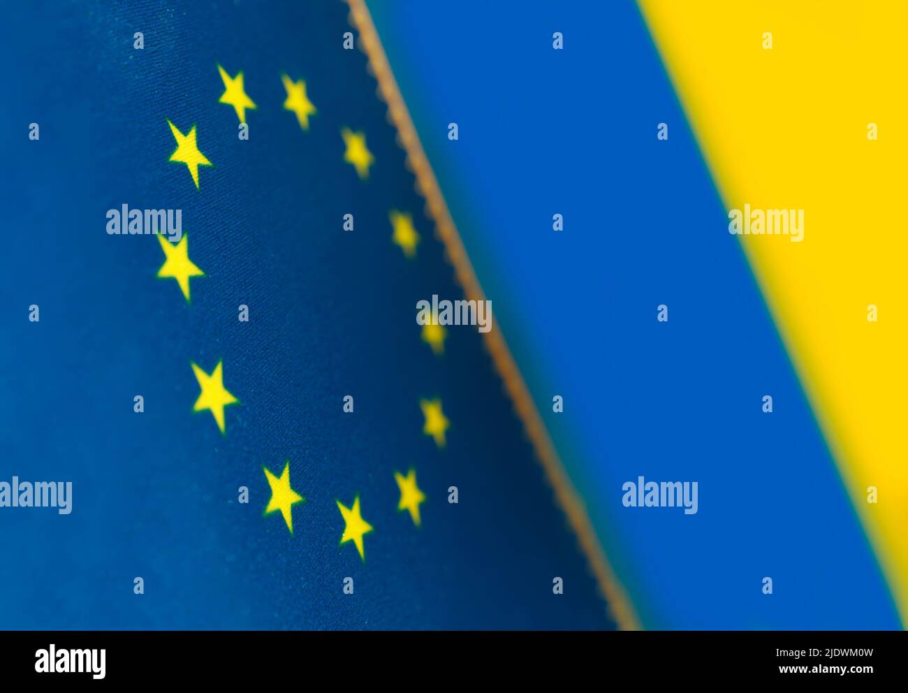 Les drapeaux de l'Ukraine et de l'UE se rejoignent. Ukraine concept d'adhésion à l'UE. Banque D'Images