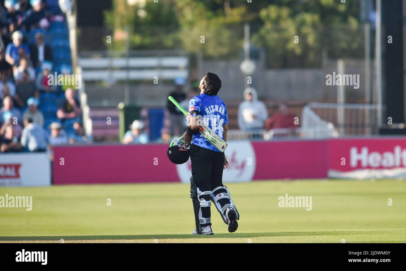 Hove UK 23rd juin 2022 - Mohammad Rizwan de Sussex Sharks semble abattu après avoir été à court de 48 courses pendant le match de Blast Vitality T20 entre Sussex Sharks et Surrey au 1st Central County Ground Hove . : Crédit Simon Dack / Alamy Live News Banque D'Images