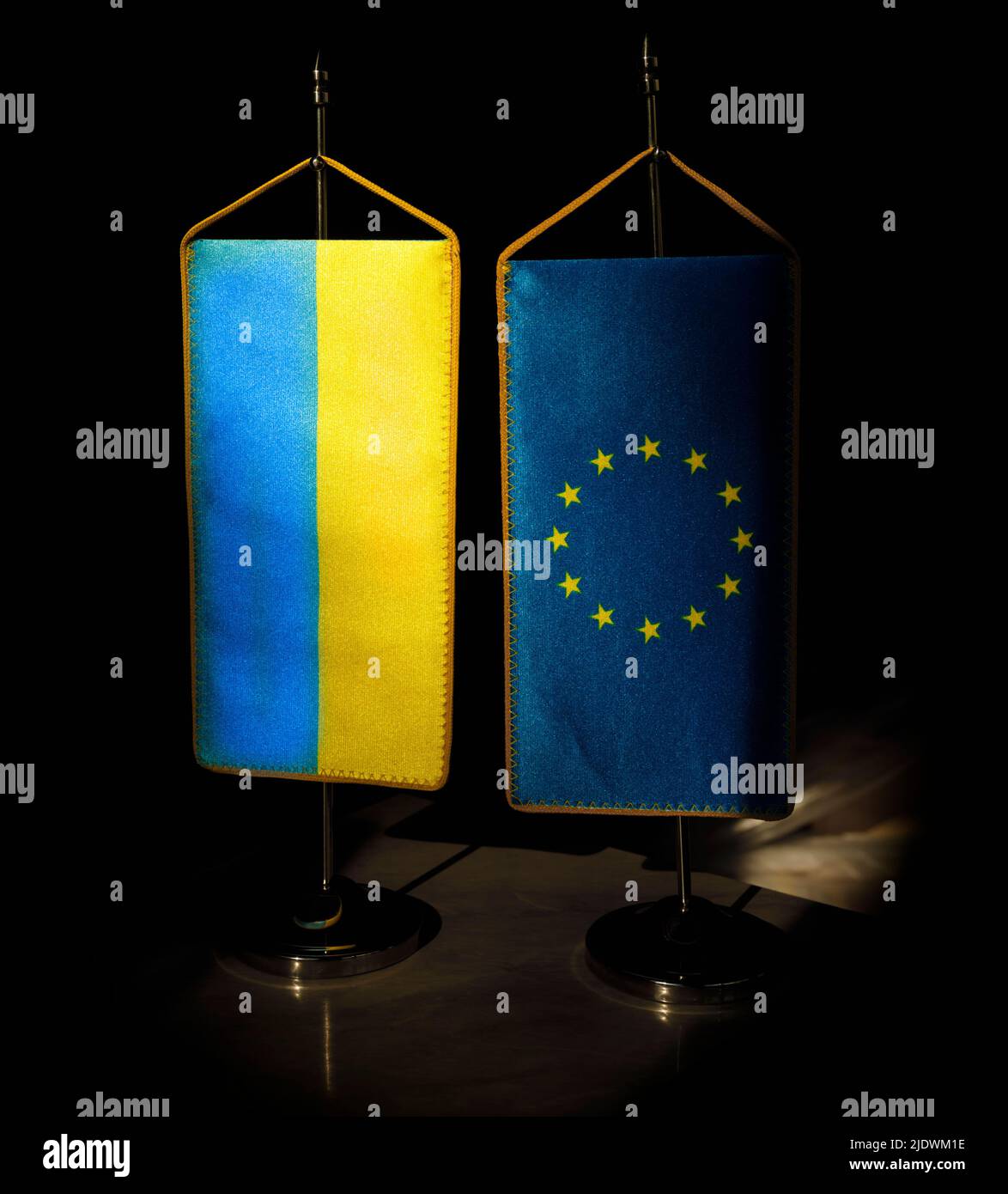 Drapeau de l'Ukraine et de l'Union européenne debout ensemble. Ukraine concept d'adhésion à l'UE Banque D'Images