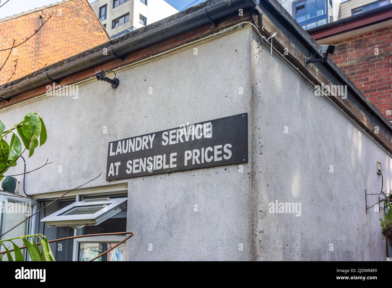 Service de blanchisserie à des prix raisonnables signe devant une laverie à Southampton, Angleterre, Royaume-Uni Banque D'Images