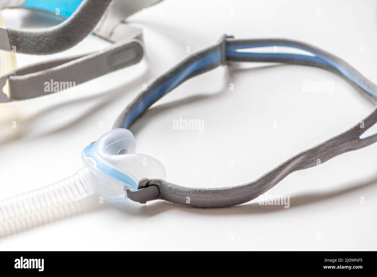 Masque CPAP en tant que masque facial complet ou masque nasal contre l'apnée obstructive du sommeil aide les patients à masque respiratoire clip de harnais pour la respiration du nez et de la gorge Banque D'Images