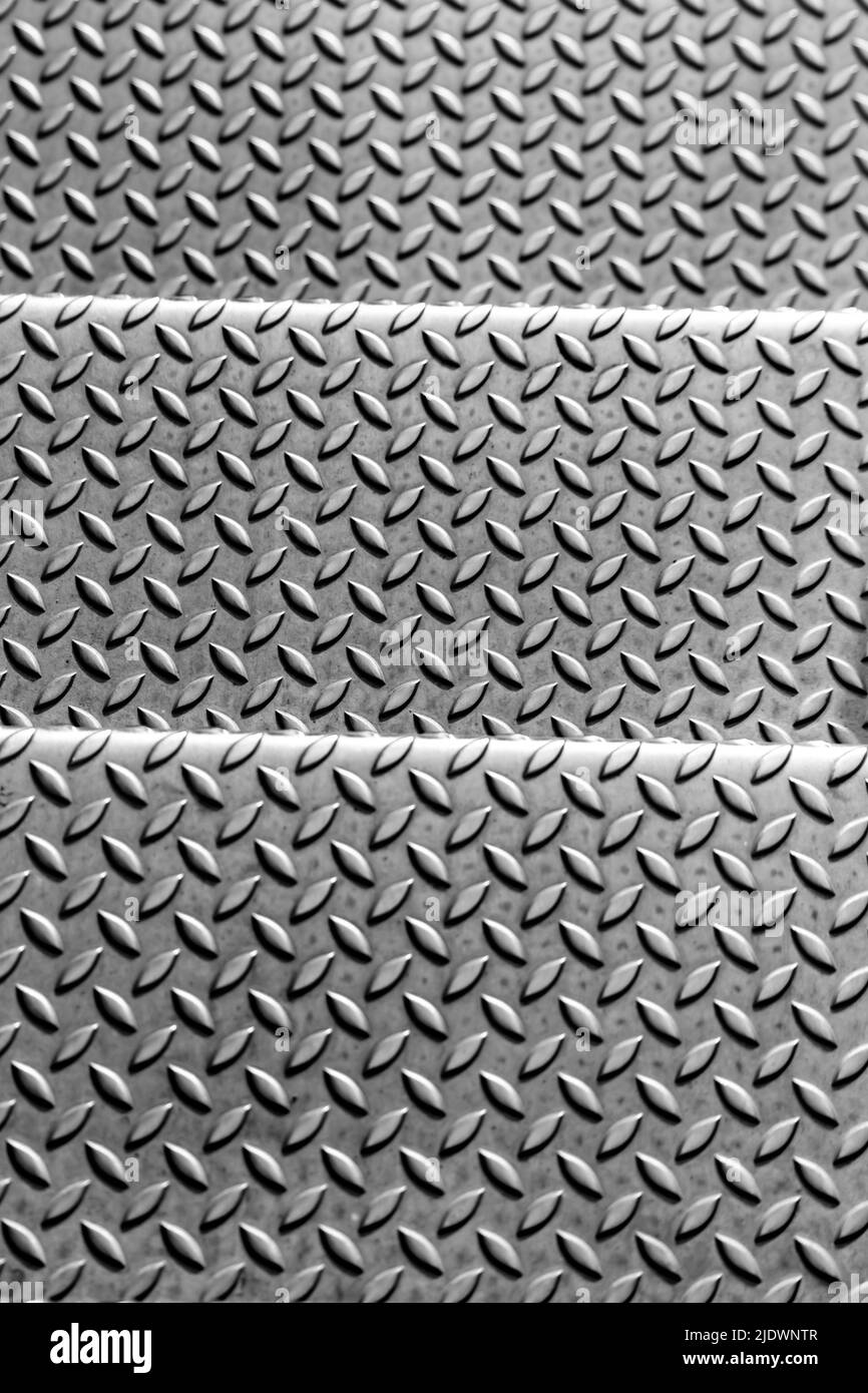 La surface de la plaque en métal diamant solide montre un revêtement de sol en acier inoxydable dans la fabrication industrielle comme fond de steampunk pour les escaliers métalliques et l'acier lourd Banque D'Images
