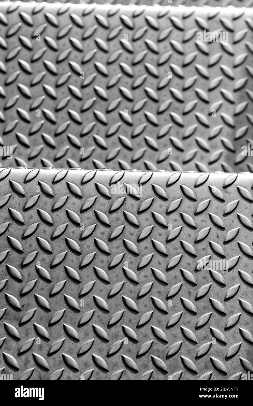 La surface de la plaque en métal diamant solide montre un revêtement de sol en acier inoxydable dans la fabrication industrielle comme fond de steampunk pour les escaliers métalliques et l'acier lourd Banque D'Images