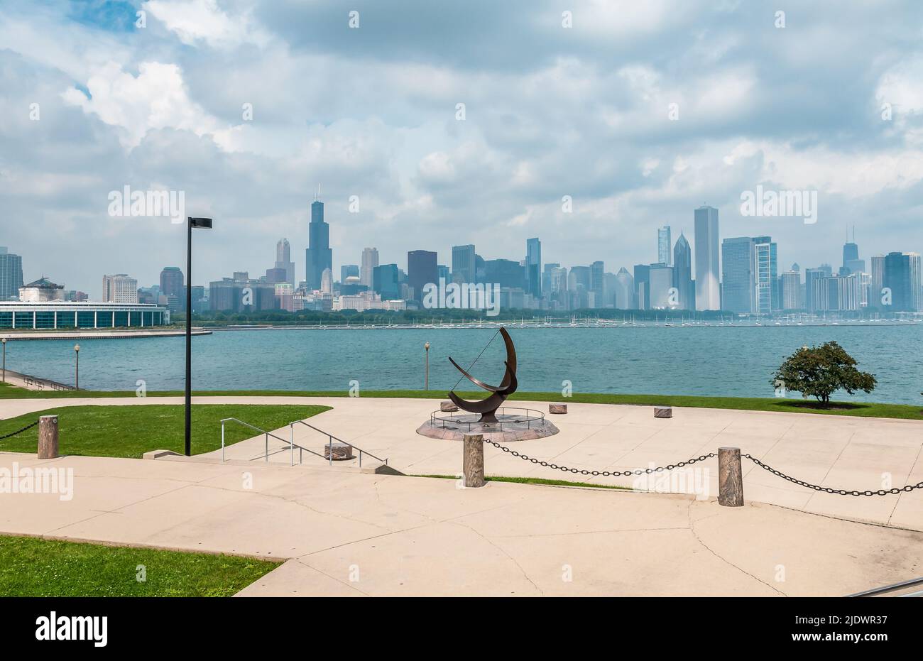 Chicago Skyline et Sundial sculpture, est nommé est l'homme entre dans le Cosmos, situé sur la plaza de Adler Planetarium, Chicago, Illinois USA. Banque D'Images