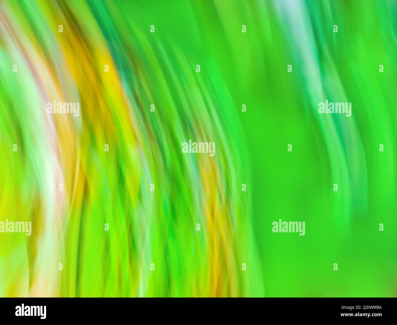 Arrière-plan abstrait en vert agrandi avec des lignes radiantes radiales. Image verte abstraite des traces de zoom léger. Banque D'Images