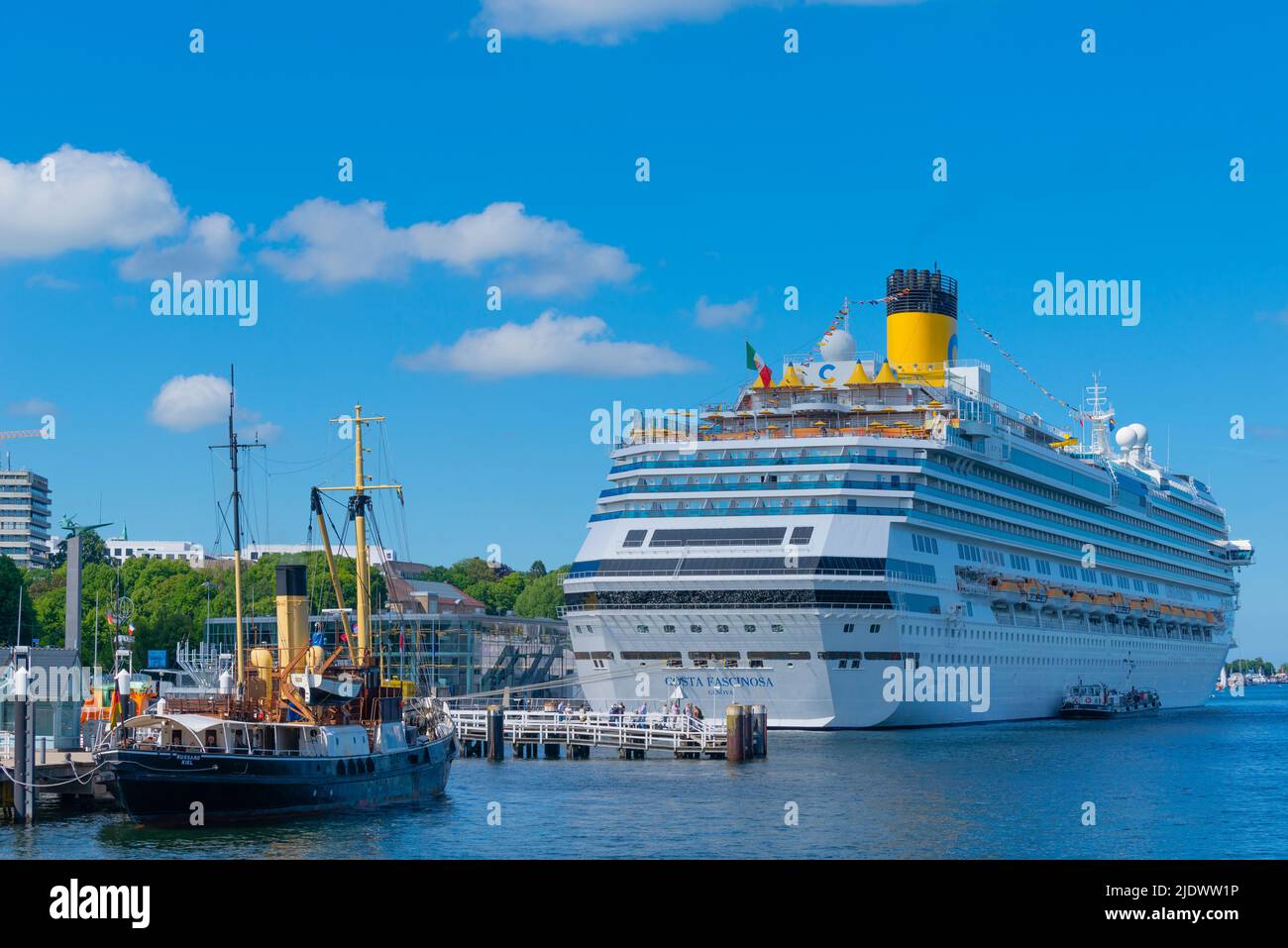 Bateau de croisière 'Costa Fascinosa' et navires d'époque à l'embarcadère, magasins, Kieler week 2022, habor Kiel, Schleswig-Holstein, Nord de l'Allemagne Banque D'Images