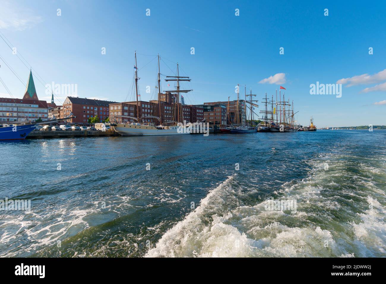 De grands navires sur la jetée en face de vieux entrepôts, capitale de Kiel, fjord de Kiel, Schleswig-Holstein, Allemagne du Nord Banque D'Images