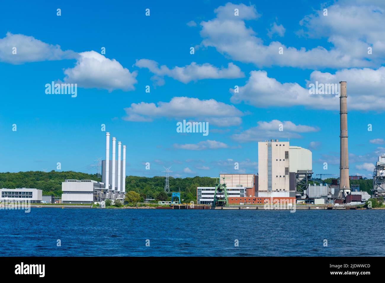 Unité combinée de chauffage et d'alimentation au gaz (à gauche) et arrêt de la centrale électrique au charbon (à droite) sur le fjord de Kiel, Kiel Schleswig-Holstein, dans le nord de l'Allemagne Banque D'Images Unité combinée de chauffage et d'alimentation au gaz (à gauche) et arrêt de la centrale électrique au charbon (à droite) sur le fjord de Kiel, Kiel Schleswig-Holstein, dans le nord de l'Allemagne Banque D'Images