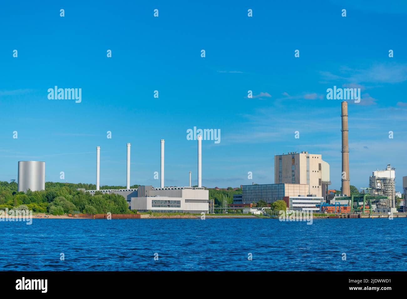 Unité combinée de chauffage et d'alimentation au gaz (à gauche) et arrêt de la centrale électrique au charbon (à droite) sur le fjord de Kiel, Kiel Schleswig-Holstein, dans le nord de l'Allemagne Banque D'Images Unité combinée de chauffage et d'alimentation au gaz (à gauche) et arrêt de la centrale électrique au charbon (à droite) sur le fjord de Kiel, Kiel Schleswig-Holstein, dans le nord de l'Allemagne Banque D'Images