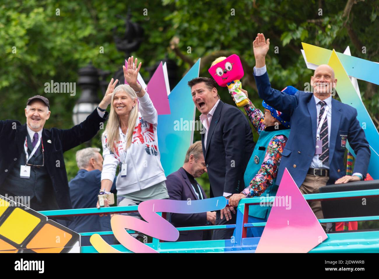 Célébrités en bus à toit ouvert au défilé du Queen's Platinum Jubilee Pageant dans le Mall, Londres, Royaume-Uni. Nigel Planer, Sharron Davies, Tony Hadley Banque D'Images