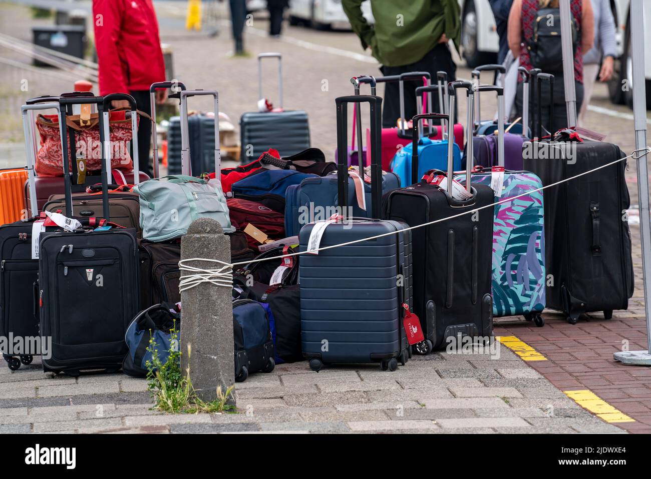 Bateaux de croisière fluviaux au quai de l'IJ, près de la gare centrale, chargement des bagages des passagers, Amsterdam, pays-Bas, Banque D'Images