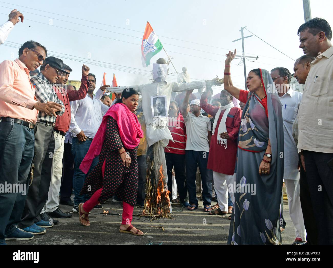 Beawar, Rajasthan, Inde. 20th juin 2022. Les militants du Congrès ont brûlé un effigie avec l'image du Premier ministre indien Narendra Modi et du ministre de l'intérieur Amit Shah lors d'une protestation contre le système Agnipath et la Direction de l'application de la loi (ED) convoquant son ancien chef Rahul Gandhi, au cercle Mahtama Gandhi à Beawar. (Credit image: © Sumit Saraswat/Pacific Press via ZUMA Press Wire) Banque D'Images