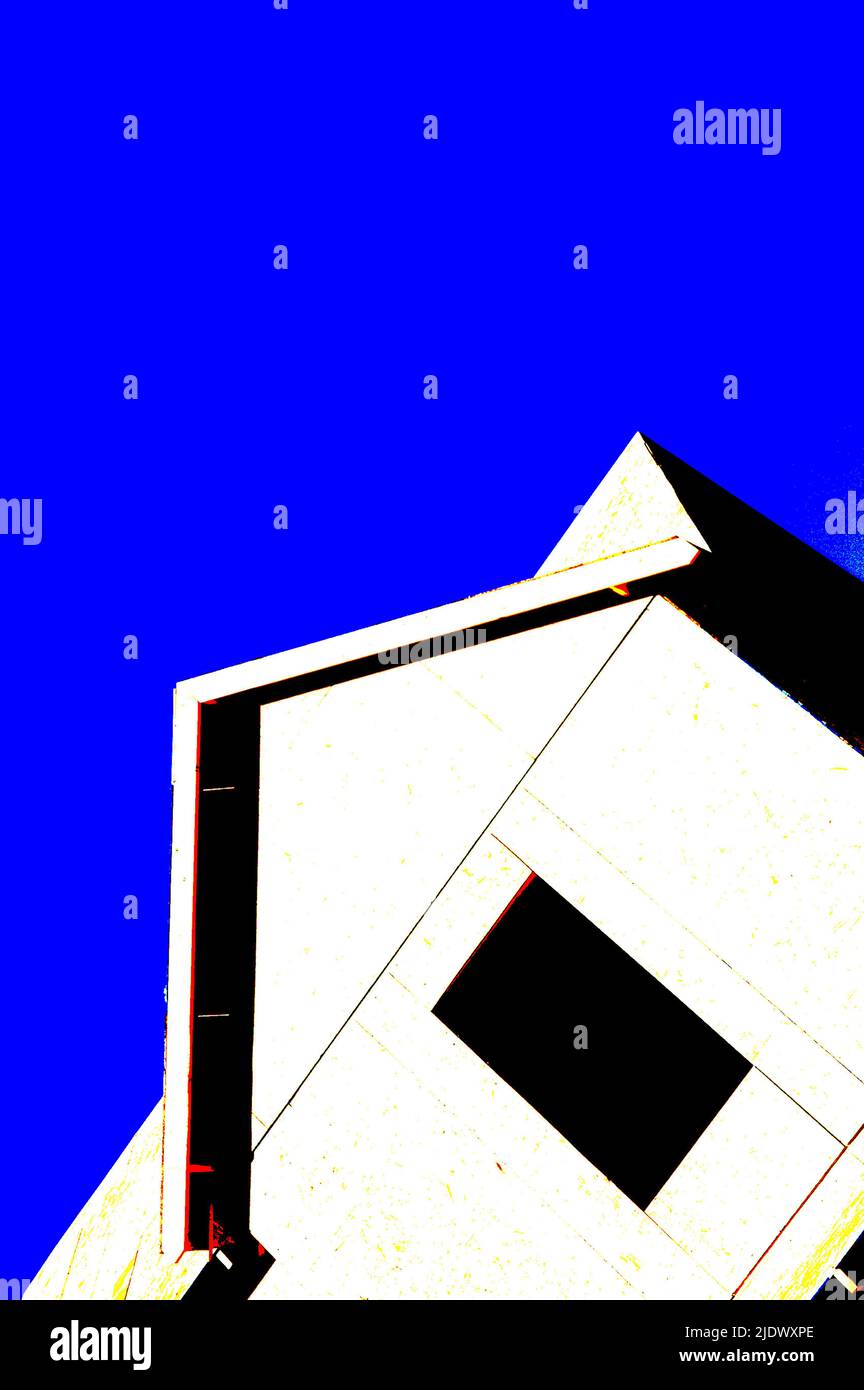 Nouvelle construction de maison utilisant des panneaux de particules et une parement en bois avec ciel bleu clair et propre pour la copie et ou le texte Banque D'Images