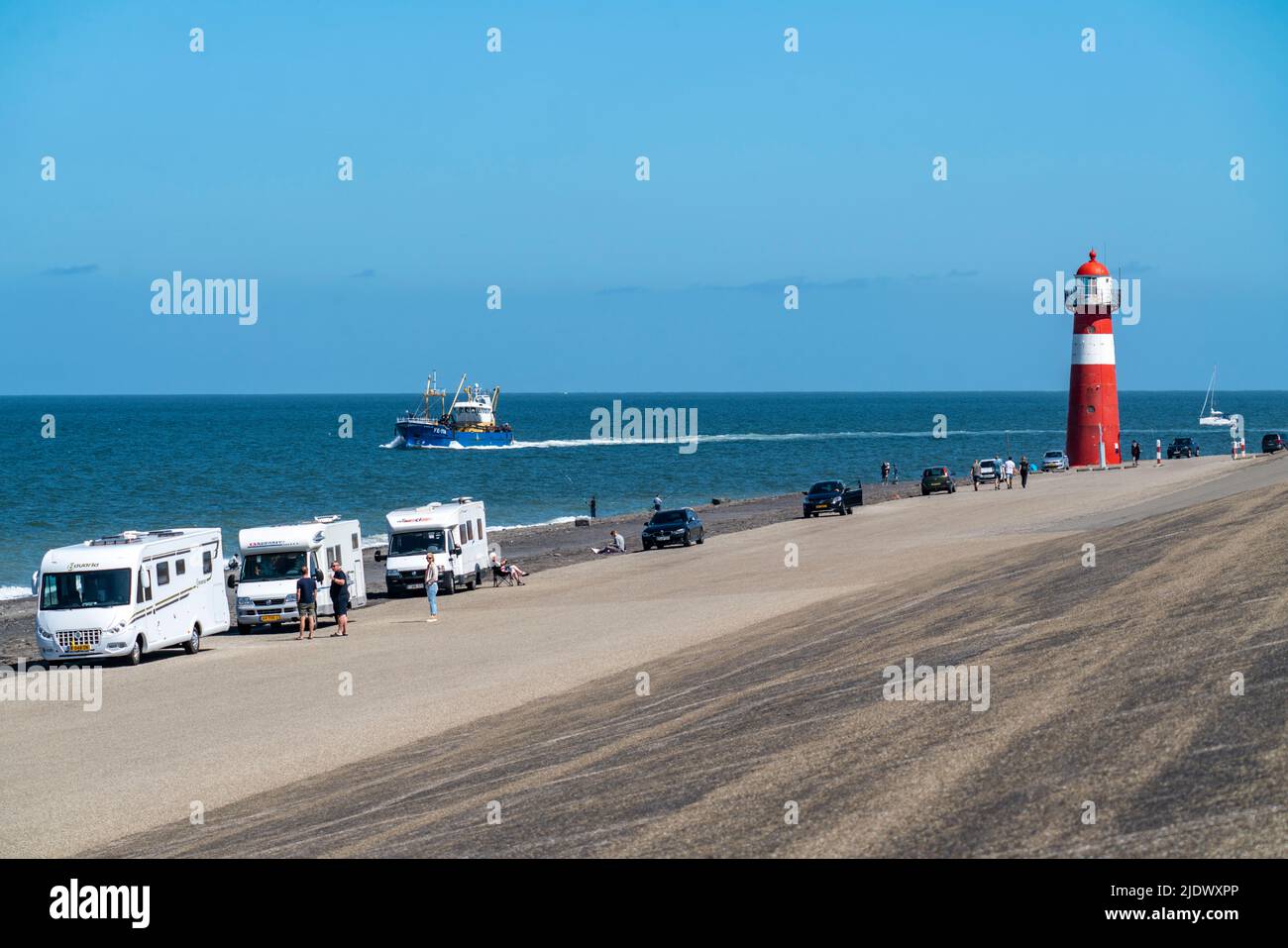 Digue de la mer du Nord près de Westkapelle, phare de Westkapelle Laag, parking de camping-cars sur la digue, stationnement de jour, province de Zeeland, péninsule de Walcheren, Neth Banque D'Images