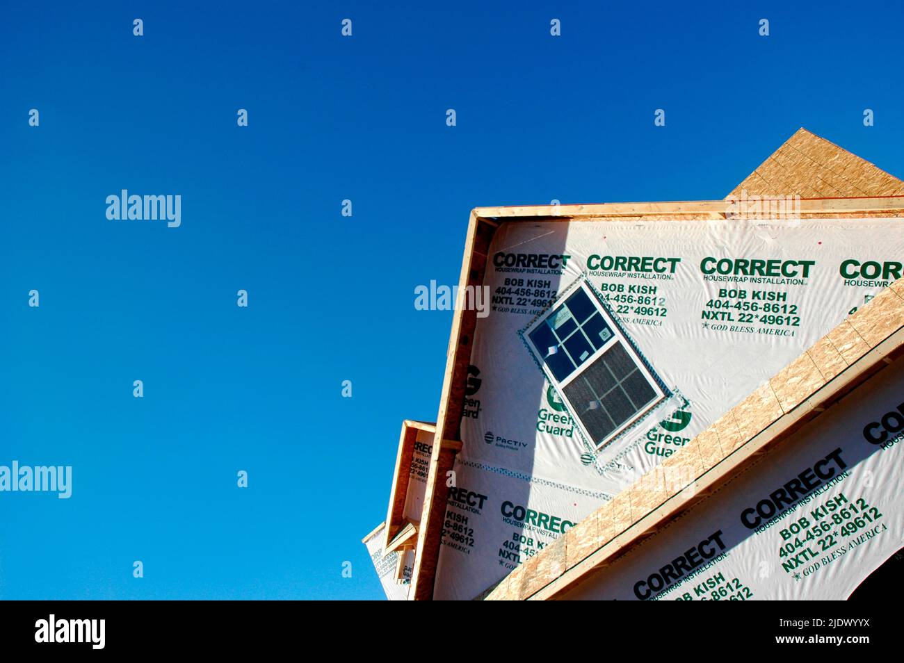 Nouvelle construction de maison utilisant des panneaux de particules et une parement en bois avec ciel bleu clair et propre pour la copie et ou le texte Banque D'Images