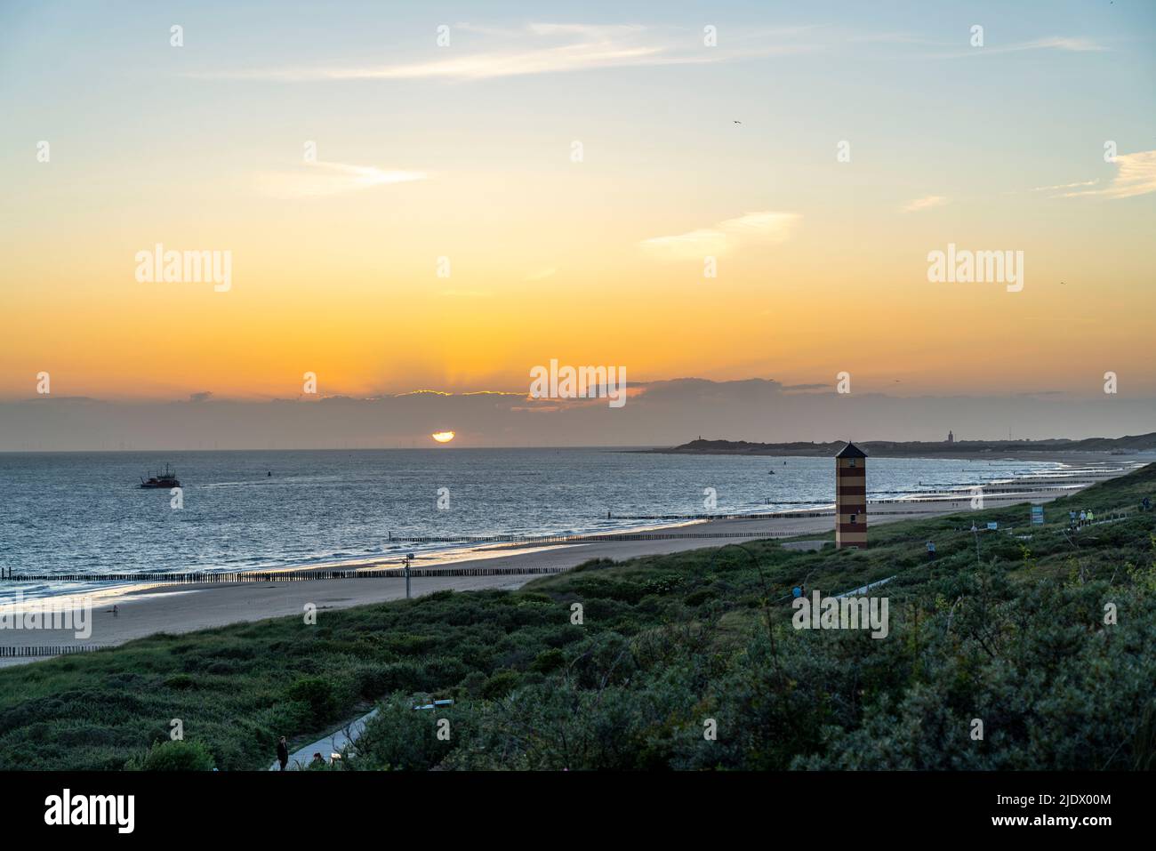 Coucher de soleil sur la plage à Zoutelande province Zeeland, péninsule de Walcheren, pays-Bas, Banque D'Images