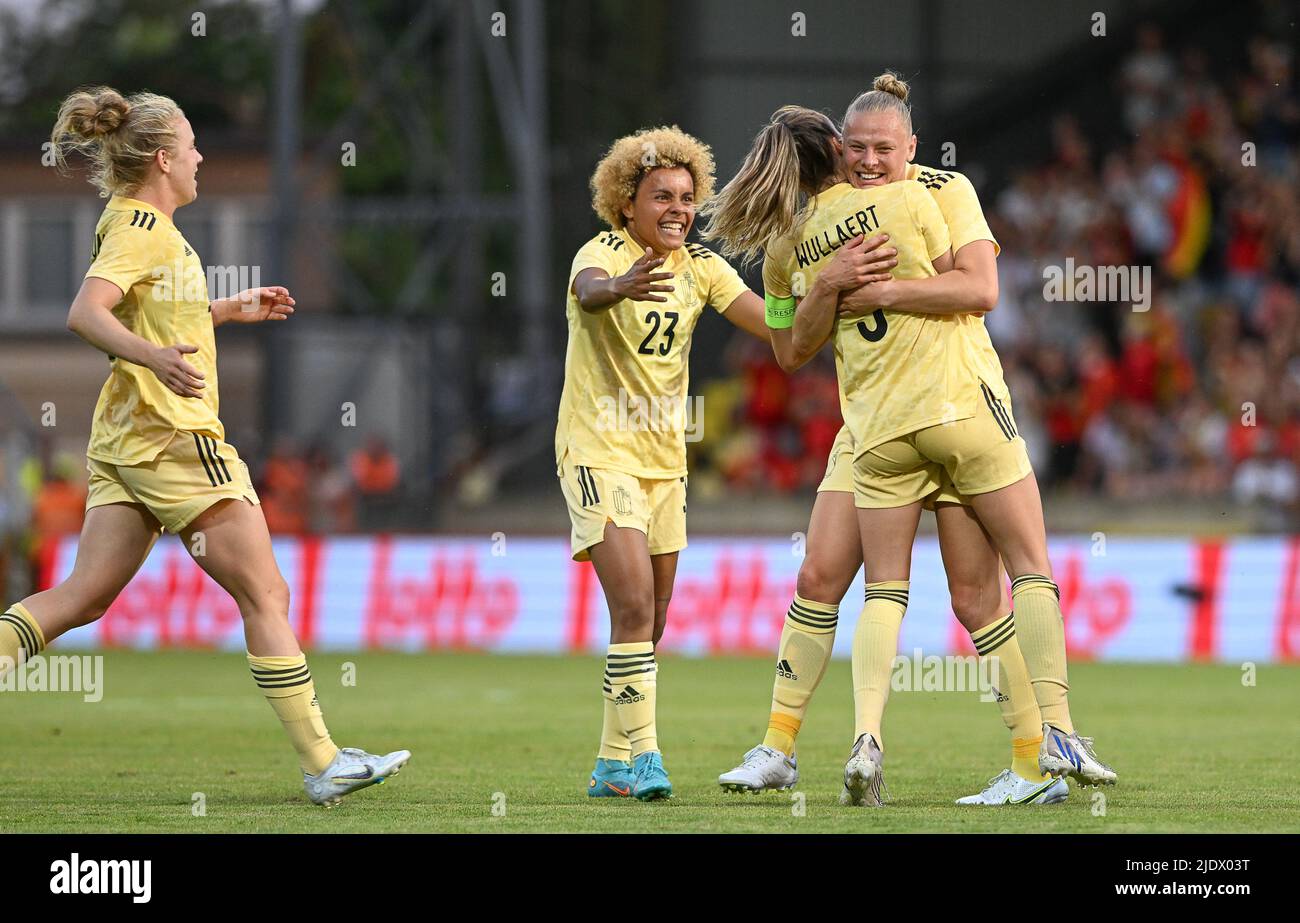 Lier, Belgique, 23 juin 2022. Tessa Wullaert en Belgique, Ella Van Kerkhoven en Belgique et Kassandra Ndoutou Eboa Missipo en Belgique célèbrent la fête lors du match amical entre l'équipe nationale féminine de football belge les flammes rouges et l'équipe nationale féminine de football d'Irlande du Nord, à Lier, le jeudi 23 juin 2022. BELGA PHOTO DAVID CATRY crédit: Belga News Agency/Alay Live News Banque D'Images