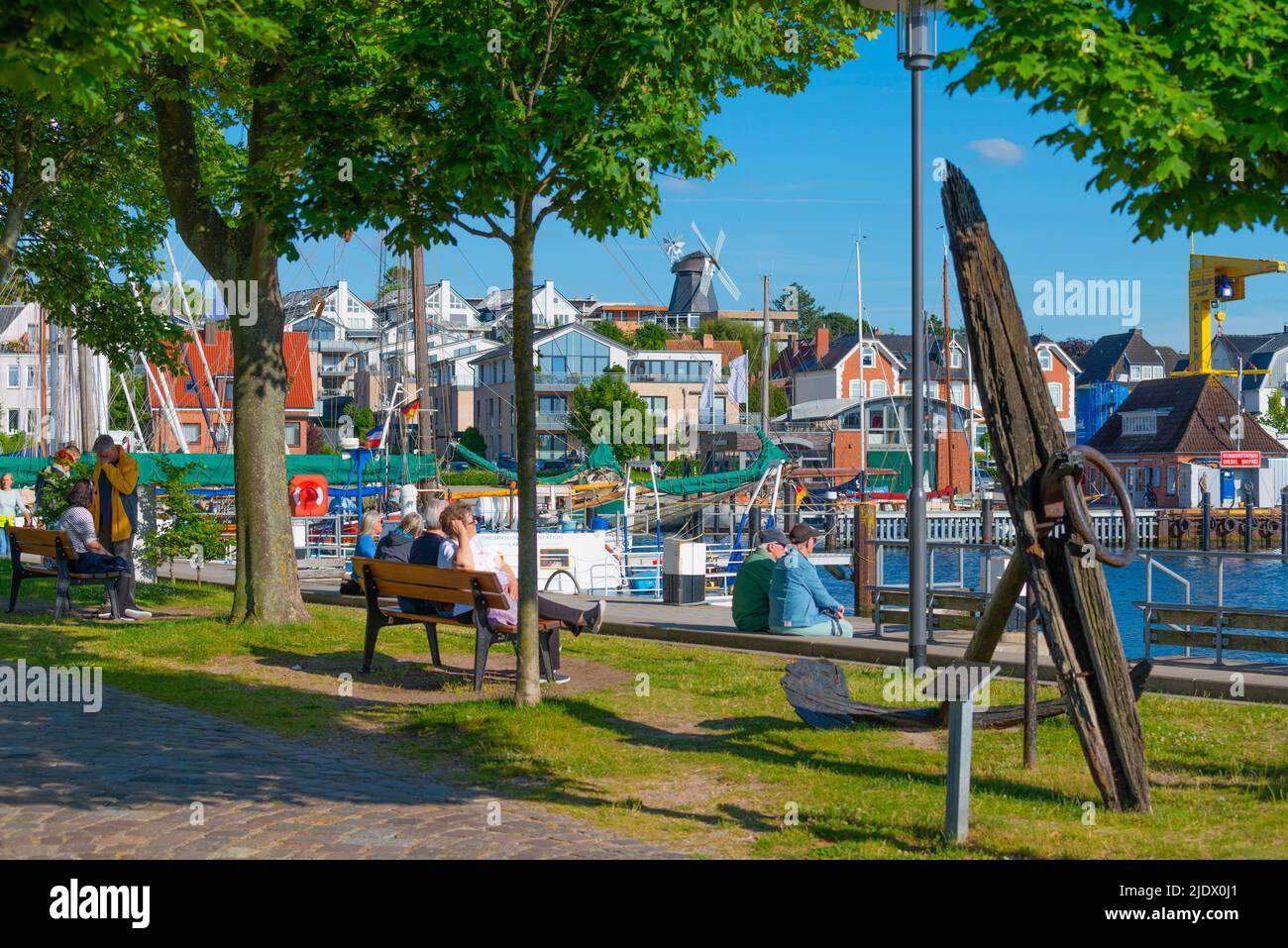 Petit parc et port de la station balnéaire de Laboe sur le fjord de Kiel, mer Baltique, district de Ploen, Allemagne du Nord, Europe Banque D'Images