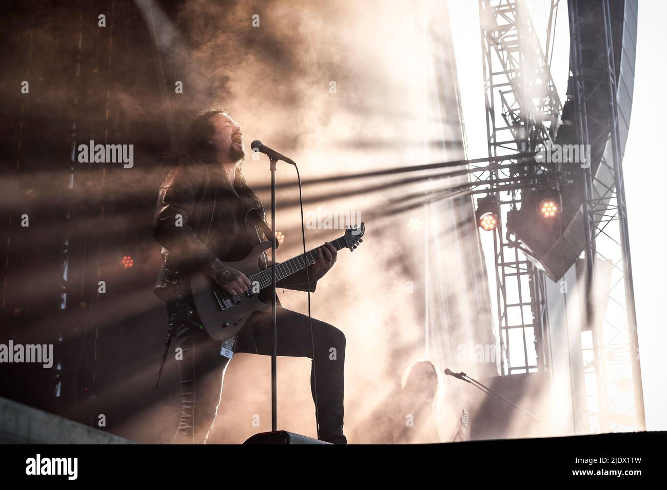 Solvesborg, Suède. 08th, juin 2022. Le groupe suédois de Metal progressif Evergrey donne un concert en direct pendant le festival de musique suédois Festival de rock suédois 2022 à Solvesborg. Ici, le chanteur et guitariste Tom S. Englund est vu en direct sur scène. Banque D'Images