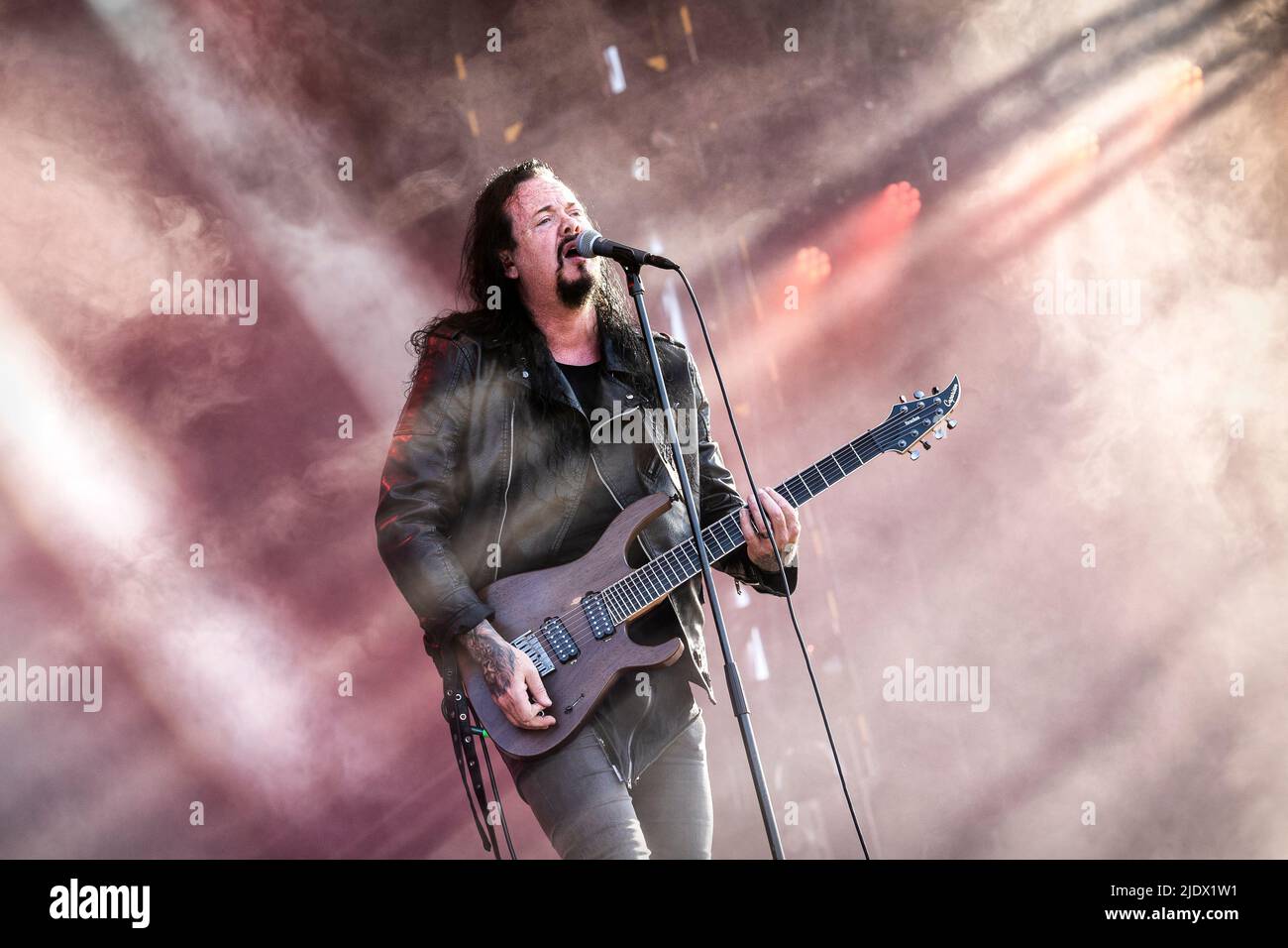 Solvesborg, Suède. 08th, juin 2022. Le groupe suédois de Metal progressif Evergrey donne un concert en direct pendant le festival de musique suédois Festival de rock suédois 2022 à Solvesborg. Ici, le chanteur et guitariste Tom S. Englund est vu en direct sur scène. Banque D'Images
