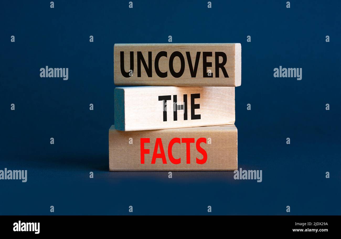 Découvrez le symbole des faits. Les mots de concept découvrent les faits sur des blocs de bois sur un magnifique fond gris de table. Et découvrir les faits c Banque D'Images