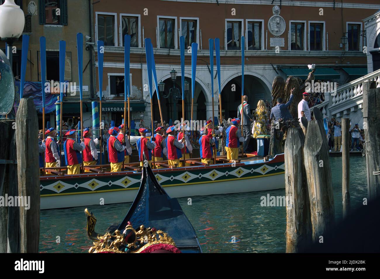 Venise, Italie - 02 septembre 2018: Bateaux vénitiens traditionnels ou régate de sandolo mascarreta naviguant ensemble dans le même costume dans le grand canal pendant Banque D'Images