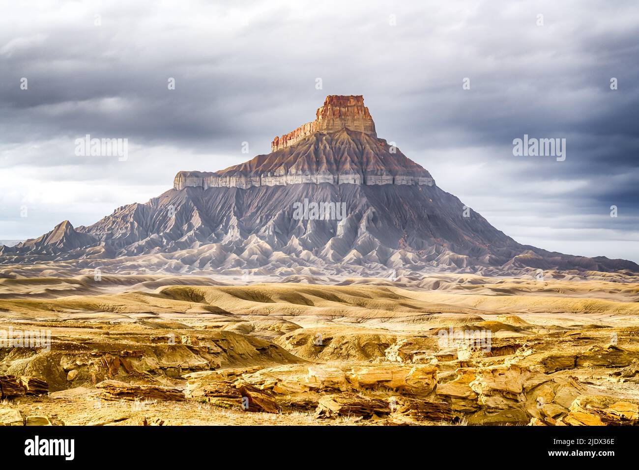 Factory Butte dans les Badlands de Caineville dans l'Utah Banque D'Images