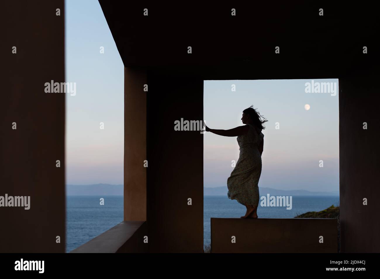 Femme jouissant d'une belle vue sur la mer en Grèce Banque D'Images