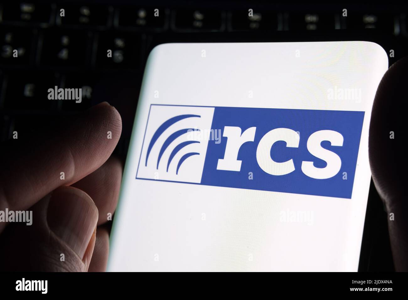 Doigt pointant vers le logo de la société RCS Lab vu sur le smartphone. Société italienne connue par son logiciel Hermit, utilisé pour la surveillance. Stafford, États-Unis Banque D'Images