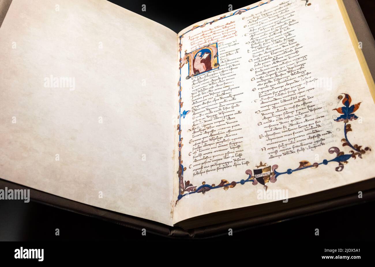 FLORENCE, ITALIE - vers juillet 2021.Feuille de manuscrit antique de Dante Divine Comedy, 16th siècle copie. Banque D'Images