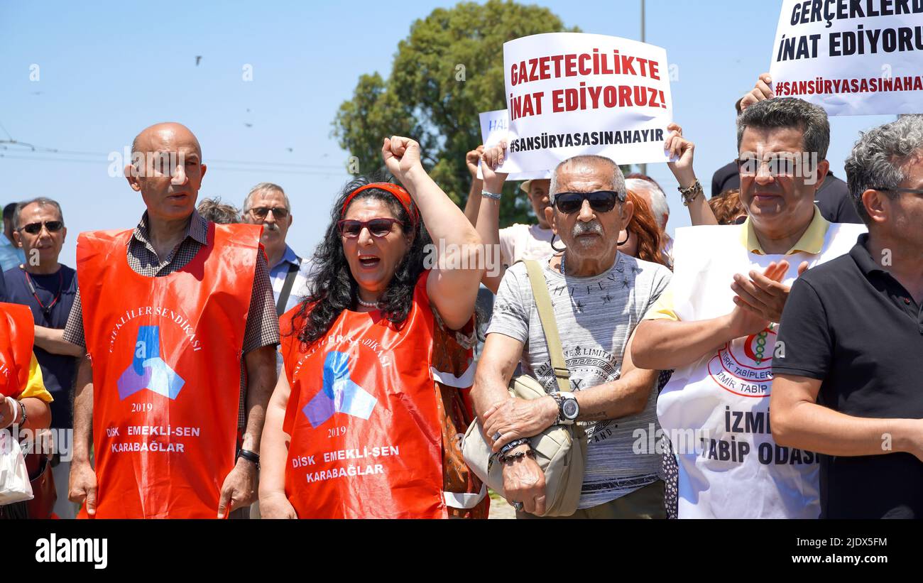 21 juin 2022, Izmir, Turquie : La « loi sur la déinformation » de Turquie a protesté par des journalistes, des représentants des médias, l'Association du Barreau d'Izmir, la Confédération des syndicats de travailleurs publics, la Confédération des syndicats révolutionnaires de Turquie, l'Union des chambres d'ingénieurs et d'architectes turcs et la Chambre médicale d'Izmir lors d'une manifestation organisée par l'Association des journalistes d'Izmir. Dilek Gappi, président de l'Association des journalistes d'Izmir, dont le discours a souvent été interrompu par des slogans, a souligné que la loi pouvait détruire la liberté des médias. (Credit image: © Dil Toffolo/Pacific Press via Z Banque D'Images