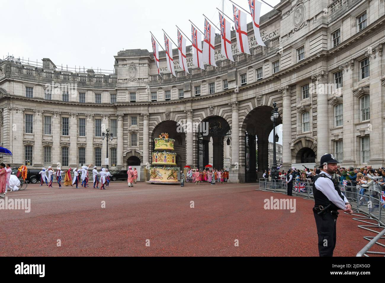 Londres, Royaume-Uni, 5th juin 2022, Platinum Jubilee Pageant le long du Mall. De Westminster à Buckingham Palace. Célébrons, la partie 3 du Pageant. Ce sont douze chapitres et ils racontent l'histoire du règne de la reine Élisabeth au cours des soixante-dix années. De son mariage avec le prince Philip en 1947 à la Coronation en 1953. Chapitre 3 The Wedding Party., Andrew Lalchan Photography/Alamy Live News Banque D'Images