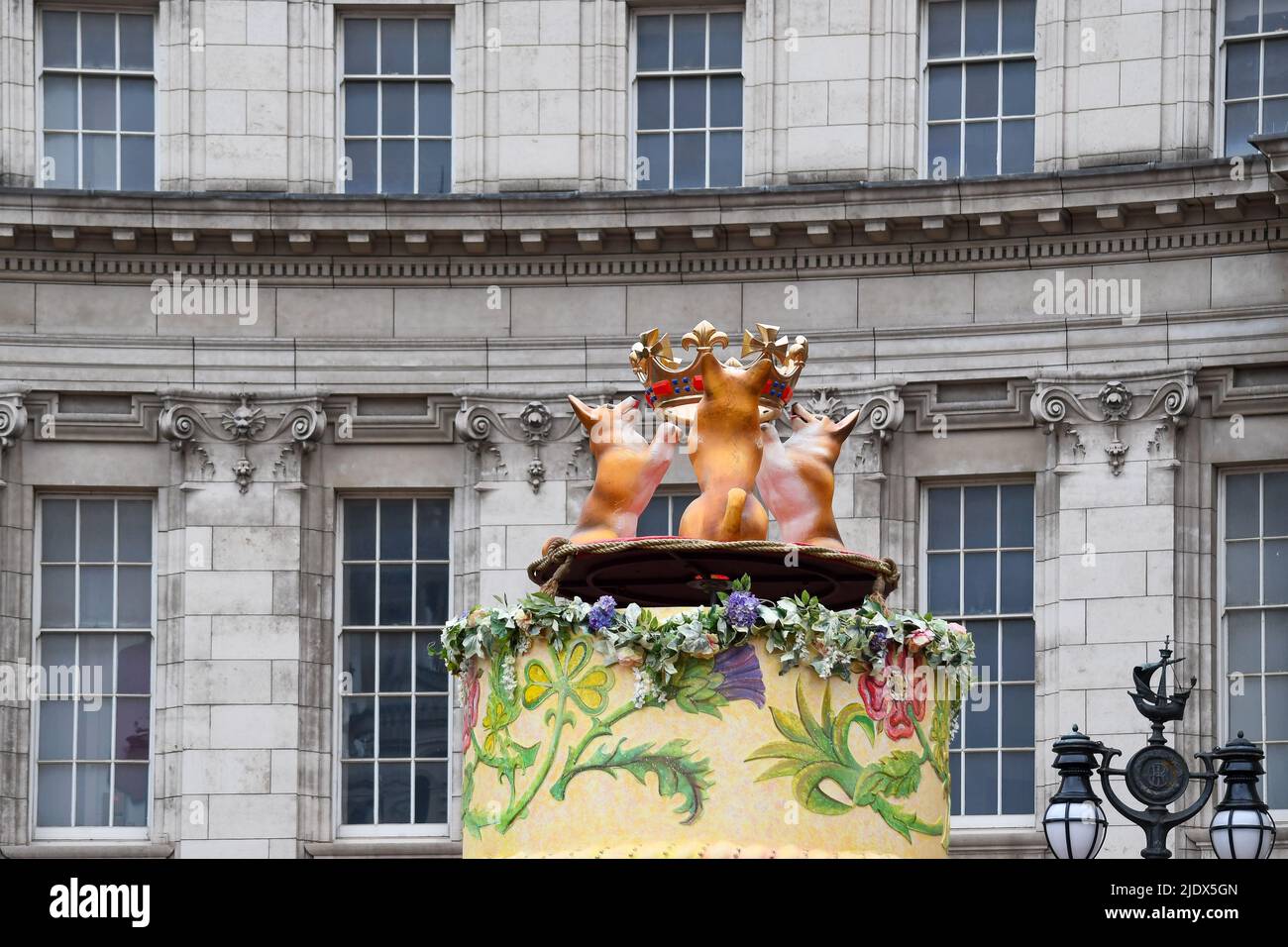 Londres, Royaume-Uni, 5th juin 2022, Platinum Jubilee Pageant le long du Mall. De Westminster à Buckingham Palace. Célébrons, la partie 3 du Pageant. Ce sont douze chapitres et ils racontent l'histoire du règne de la reine Élisabeth au cours des soixante-dix années. De son mariage avec le prince Philip en 1947 à la Coronation en 1953. Chapitre 3 The Wedding Party., Andrew Lalchan Photography/Alamy Live News Banque D'Images