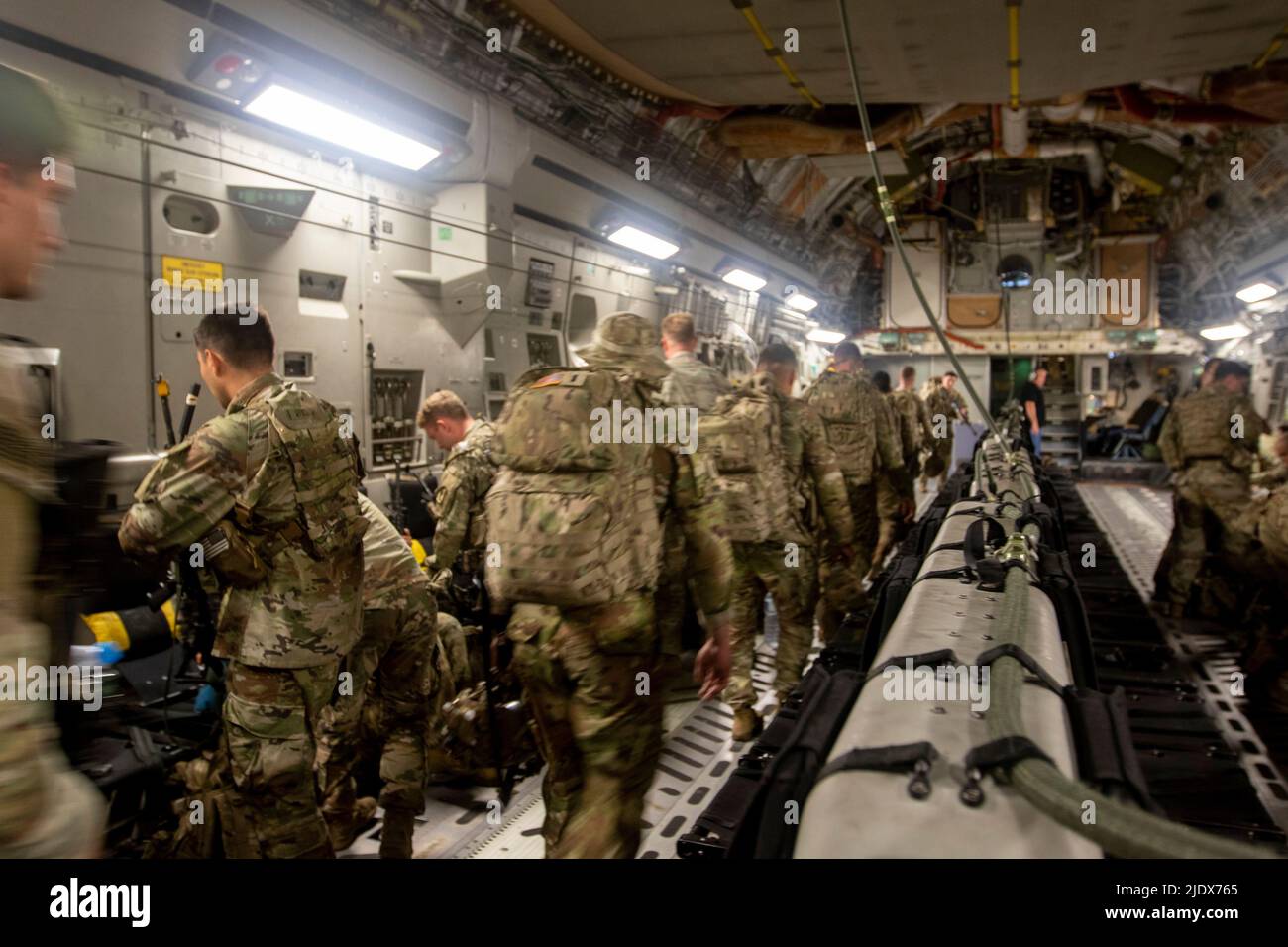 Soldats de l'armée américaine du 1st Bataillon, 503rd Airborne Infantry Regiment, Et le 4th Bataillon, 319th Artillerie de campagne aéroportée, 173rd Brigade aéroportée charge sur une force aérienne américaine C-17 à Aviano, en Italie, pour un vol à destination d’Agadir, au Maroc, à l’appui de l’exercice African Lion 22 du Commandement de l’Afrique des États-Unis, mercredi, 21 juin 2022. African Lion 22, dirigé par la US Army Southern European Task Force, Afrique, est le plus important exercice annuel du US Africa Command axé sur l'amélioration de l'entraînement et de l'interopérabilité entre les États-Unis et les partenaires et alliés en Afrique. Banque D'Images