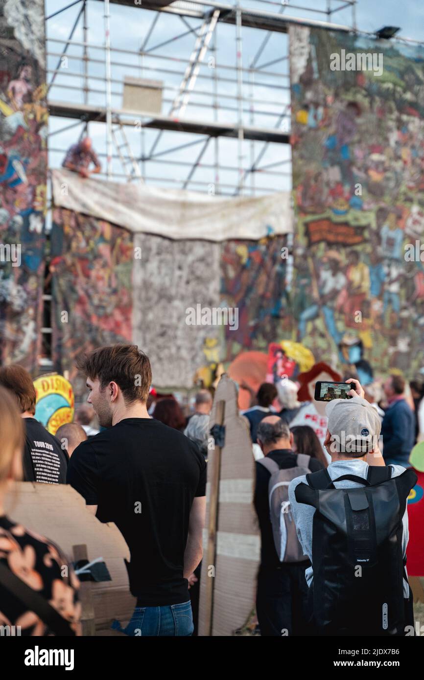 Documenta 15 - le retrait de l'œuvre en retaillant padi du collectif d'artistes ruan grupa sur l'exposition d'art documenta 15. Banque D'Images