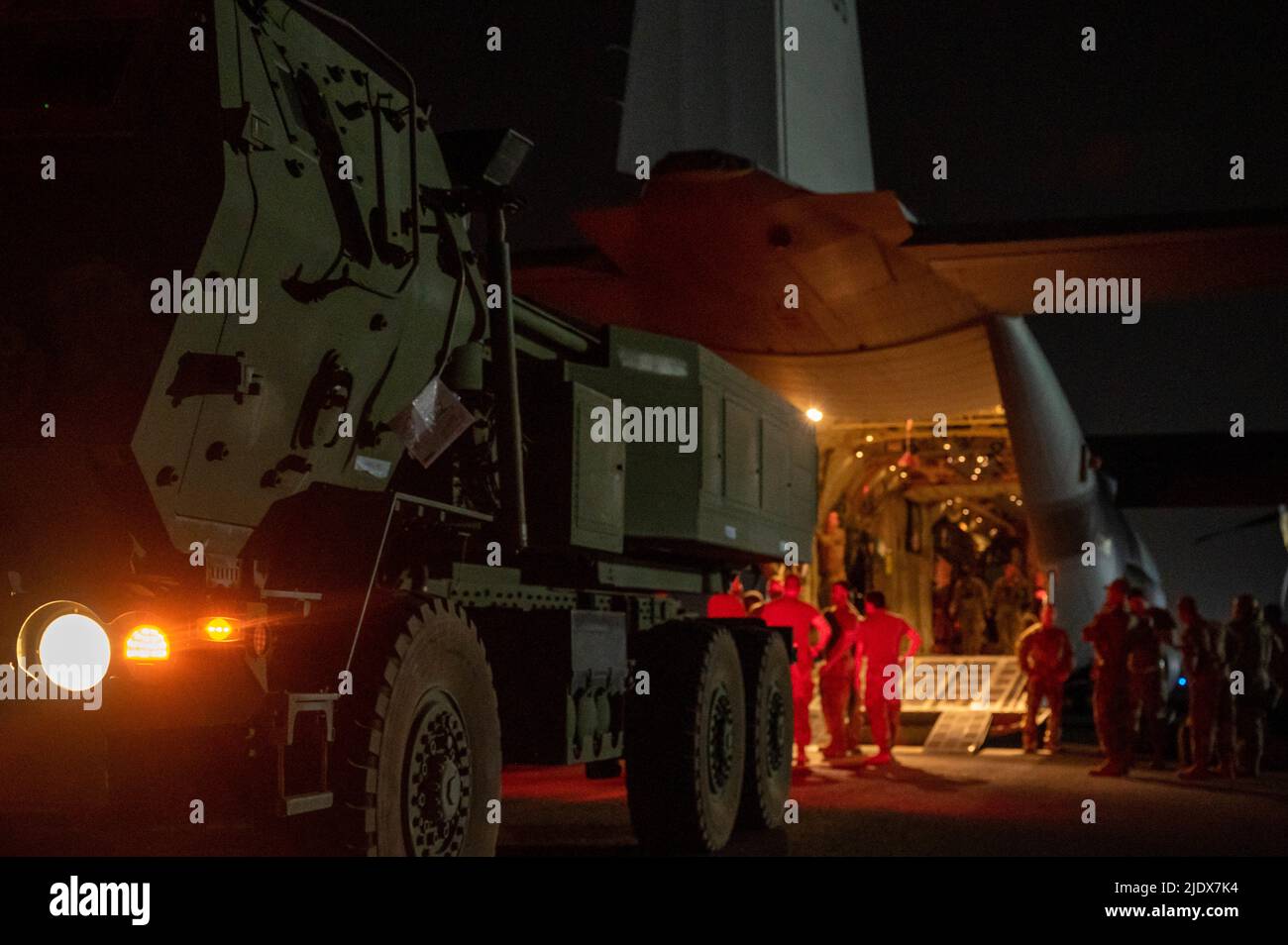 Des aviateurs américains de l'aile expéditionnaire aérienne de 386th et des soldats américains chargent un système de fusée d'artillerie à haute mobilité sur un C-130J Super Hercules affecté au 41st Escadron de transport aérien de la base aérienne d'Ali Al Salem, au Koweït (7 juin 2022). L'AES de 41st transporte du fret vers des régions situées autour de la zone de responsabilité du Commandement central des États-Unis à l'appui de l'opération résolution inhérente. (É.-U. Photo de la Force aérienne par le premier Airman Natalie Filzen) Banque D'Images