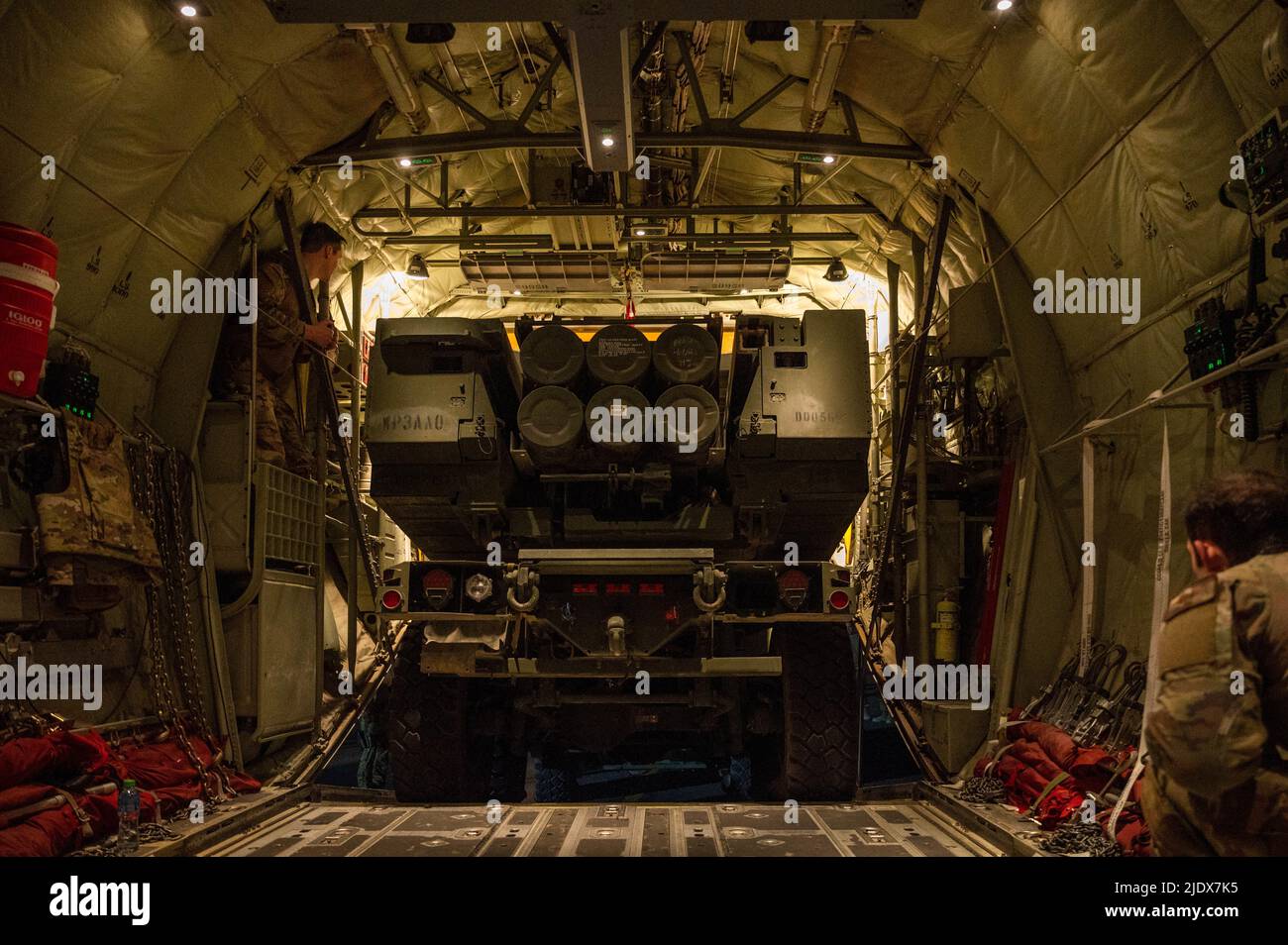 Des aviateurs américains de l'aile expéditionnaire aérienne de 386th et des soldats américains chargent un système de fusée d'artillerie à haute mobilité sur un C-130J Super Hercules affecté au 41st Escadron de transport aérien de la base aérienne d'Ali Al Salem, au Koweït (7 juin 2022). L'AES de 41st transporte du fret vers des régions situées autour de la zone de responsabilité du Commandement central des États-Unis à l'appui de l'opération résolution inhérente. (É.-U. Photo de la Force aérienne par le premier Airman Natalie Filzen) Banque D'Images