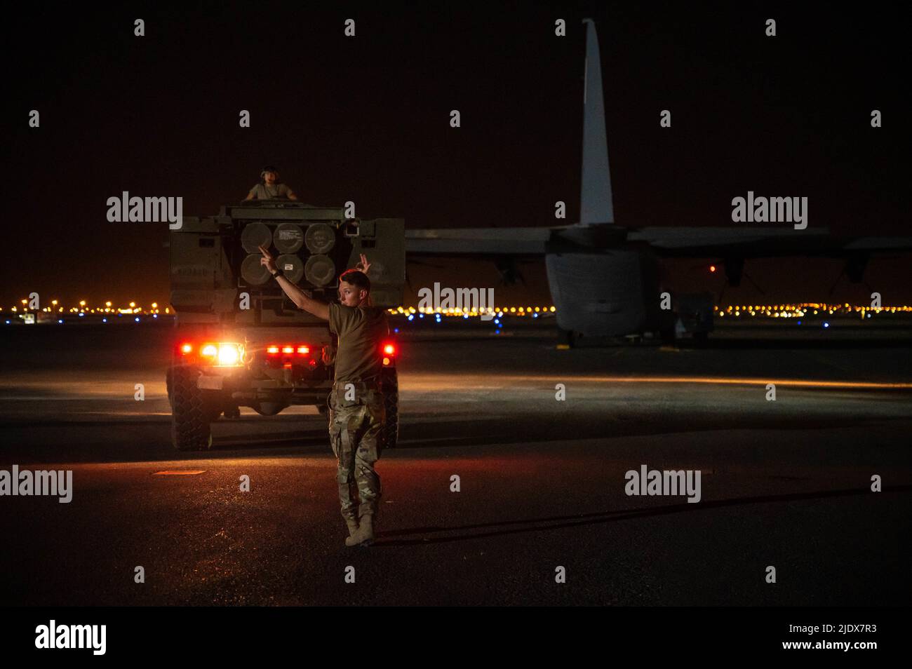 Des aviateurs américains de l'aile expéditionnaire aérienne de 386th et des soldats américains chargent un système de fusée d'artillerie à haute mobilité sur un C-130J Super Hercules affecté au 41st Escadron de transport aérien de la base aérienne d'Ali Al Salem, au Koweït (7 juin 2022). L'AES de 41st transporte du fret vers des régions situées autour de la zone de responsabilité du Commandement central des États-Unis à l'appui de l'opération résolution inhérente. (É.-U. Photo de la Force aérienne par le premier Airman Natalie Filzen) Banque D'Images